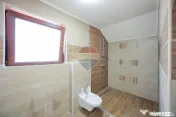 Casă 5 camere, parcelă de colț, dublu acces, de vânza...