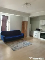 De inchiriat apartament cu o camera, centru, etaj 1, 400 E 