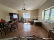 Casă cu 4 camere și un teren de 2500 mp 