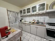 Casă cu 4 camere și un teren de 2500 mp 