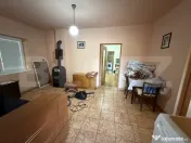 Casă cu 4 camere și un teren de 2500 mp 