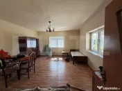 Casă cu 4 camere și un teren de 2500 mp 