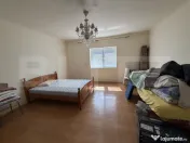 Casă cu 4 camere și un teren de 2500 mp 