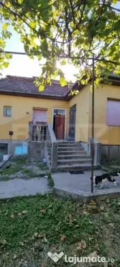 Casa cu doua corpuri,curte si gradina