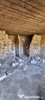 Casa cu doua corpuri,curte si gradina