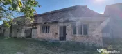 Casa cu doua corpuri,curte si gradina
