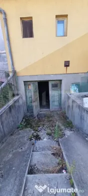 Casa cu doua corpuri,curte si gradina