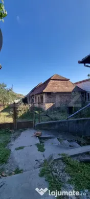 Casa cu doua corpuri,curte si gradina