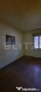 Casa cu doua corpuri,curte si gradina