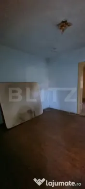 Casa cu doua corpuri,curte si gradina