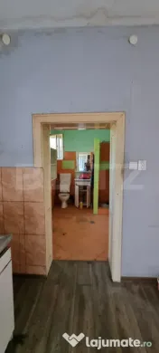 Casa cu doua corpuri,curte si gradina