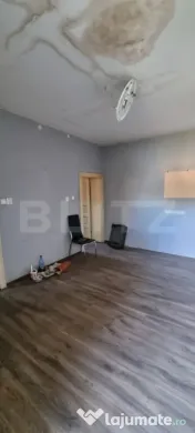 Casa cu doua corpuri,curte si gradina