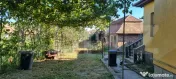 Casa cu doua corpuri,curte si gradina