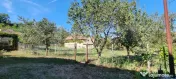 Casa cu doua corpuri,curte si gradina