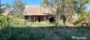 Casa cu doua corpuri,curte si gradina
