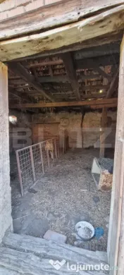 Casa cu doua corpuri,curte si gradina