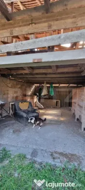 Casa cu doua corpuri,curte si gradina
