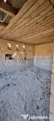 Casa cu doua corpuri,curte si gradina