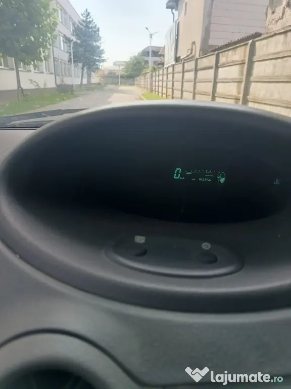 Vând Toyota Yaris