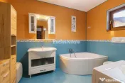Vilă individuală cu 5 camere, piscină și curte genero...
