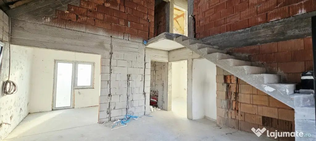 COMUNA BERCENI - CASĂ 5 CAMERE, 300 MP TEREN, SEMIFINISATĂ - Berceni (Bucuresti-Ilfov)