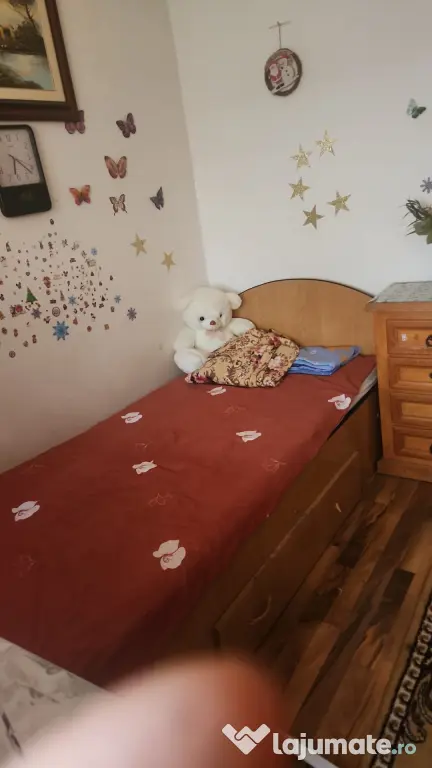 Inchiriez camera pt. o eleva apartament 4 camere in apropierea liceelor Gh.Asachi si M.Eminescu