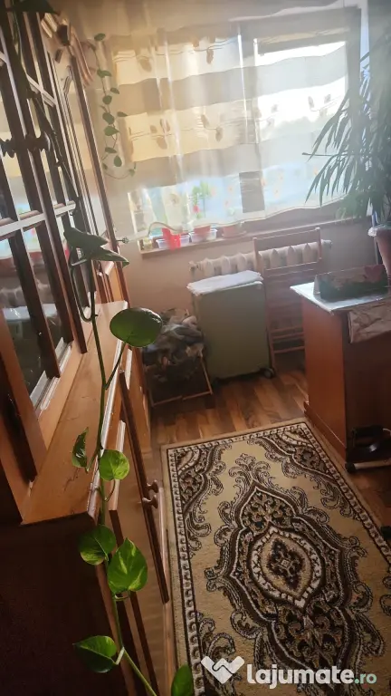Inchiriez camera pt. o eleva apartament 4 camere in apropierea liceelor Gh.Asachi si M.Eminescu