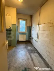 Apartament 3 camere, etajul 1, de renovat