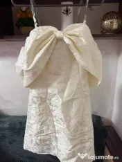 Vand rochii detalii în privat 