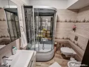 Închiriez apartament cu 2 camere și loc de parcare incl... 