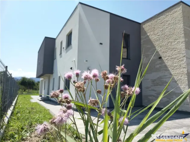 Vila impozanta, aspect deosebit, configuratie tip duplex, vi - Brasov (Brasov)