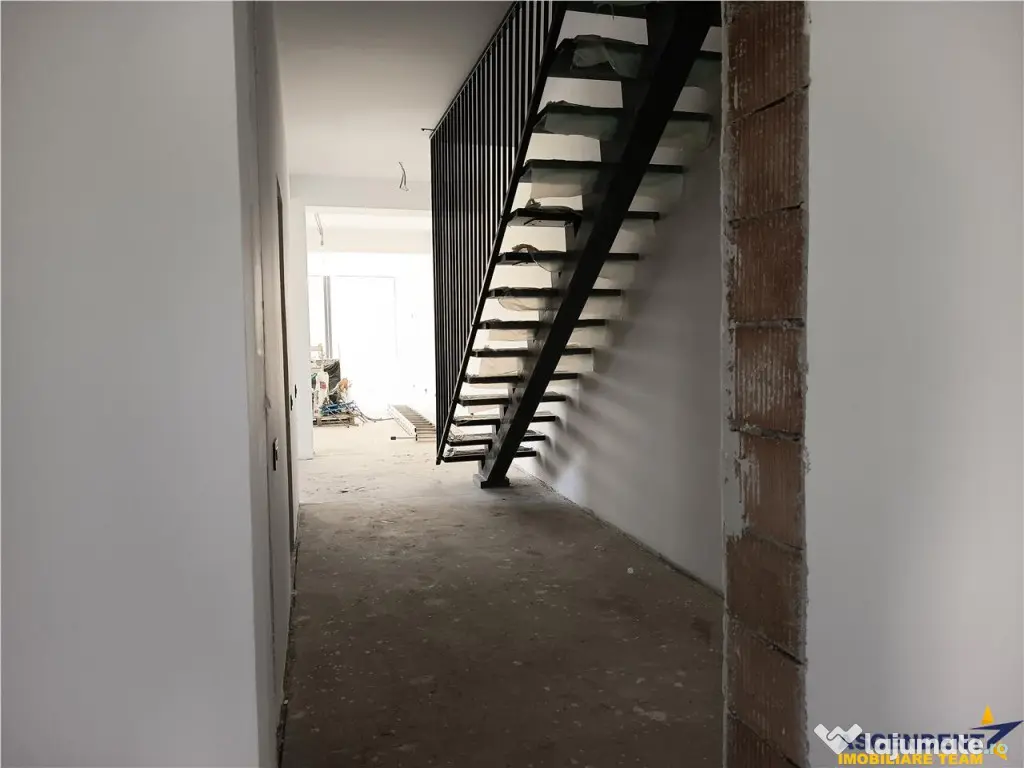 Vila impozanta, aspect deosebit, configuratie tip duplex, vi - Brasov (Brasov)