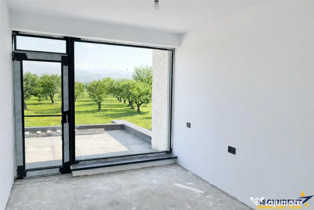 Vila impozanta, aspect deosebit, configuratie tip duplex, vi - Brasov (Brasov)
