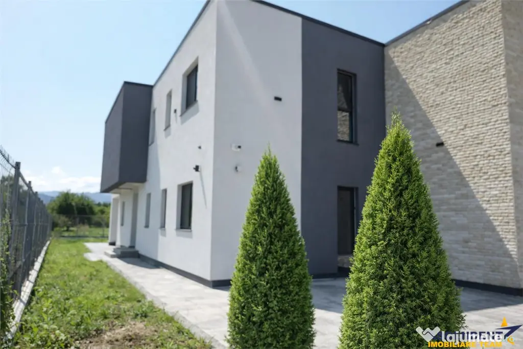 Vila impozanta, aspect deosebit, configuratie tip duplex, vi - Brasov (Brasov)