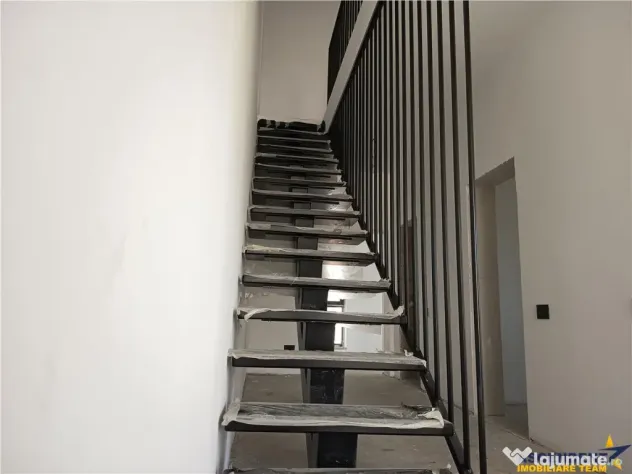 Vila impozanta, aspect deosebit, configuratie tip duplex, vi - Brasov (Brasov)