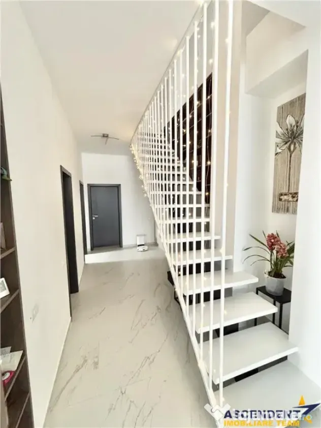 Vila impozanta, aspect deosebit, configuratie tip duplex, vi - Brasov (Brasov)