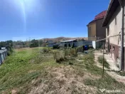 Casa demolabila 68 mp cu teren de 1200 mp intravilan in loc. 
