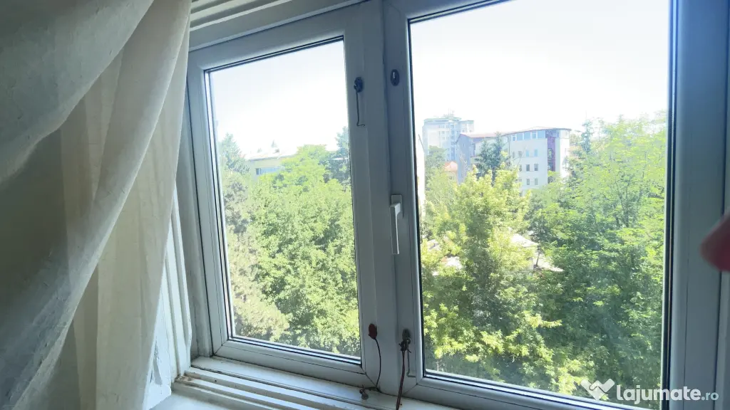Proprietar,vând apartament 3 camere pe strada principală Mărășești
