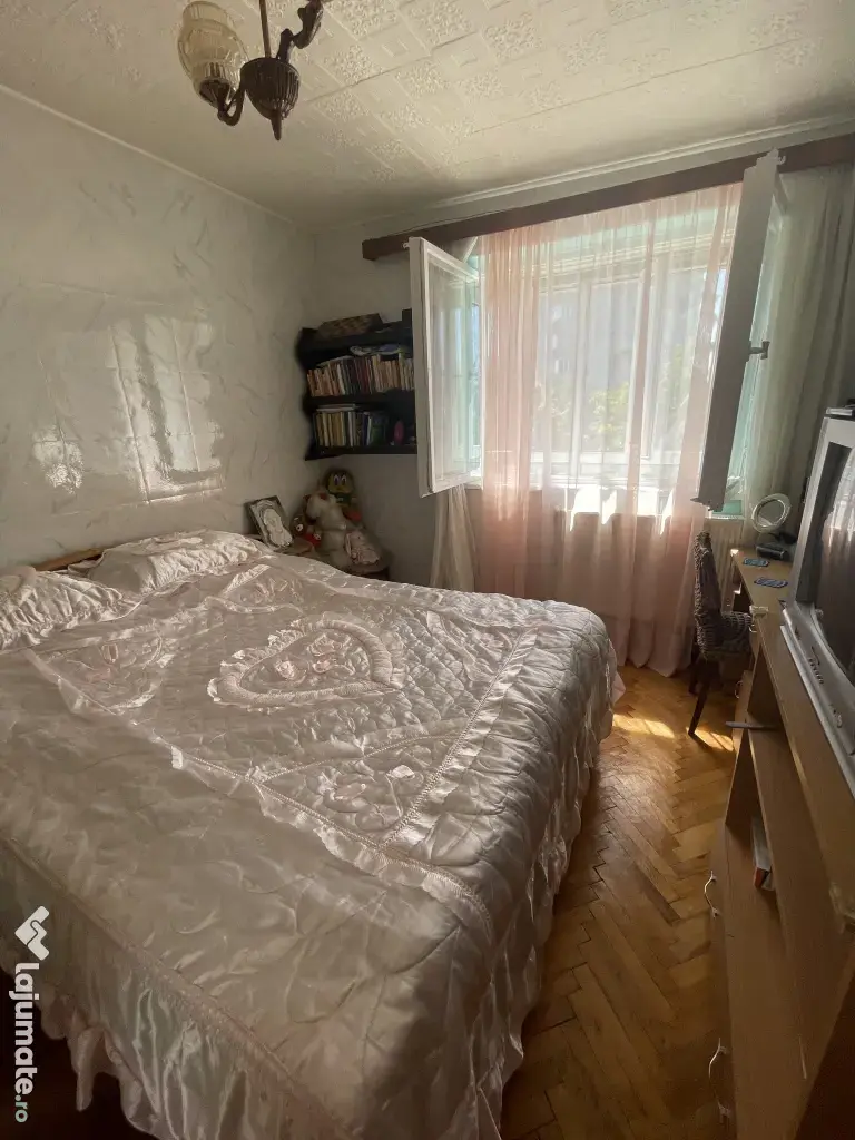 Proprietar,vând apartament 3 camere pe strada principală Mărășești