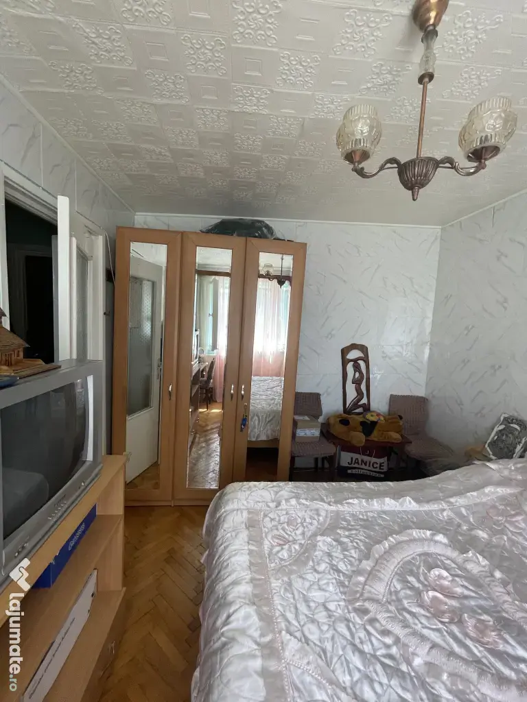 Proprietar,vând apartament 3 camere pe strada principală Mărășești