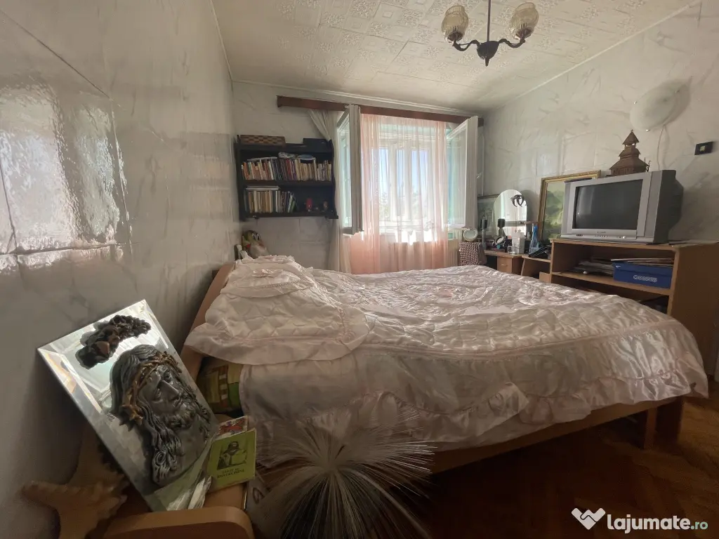 Proprietar,vând apartament 3 camere pe strada principală Mărășești