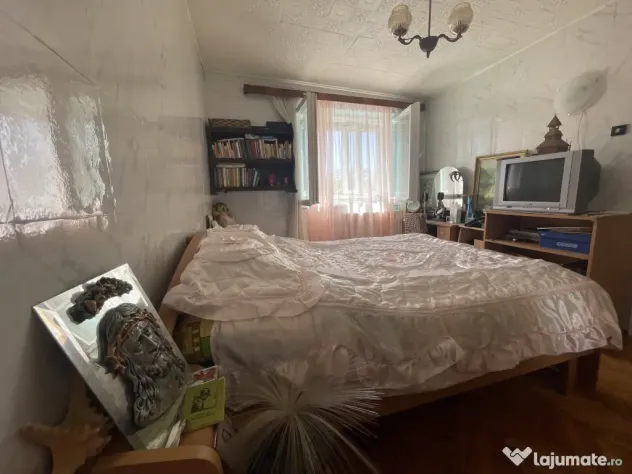 Proprietar,vând apartament 3 camere pe strada principală Mărășești