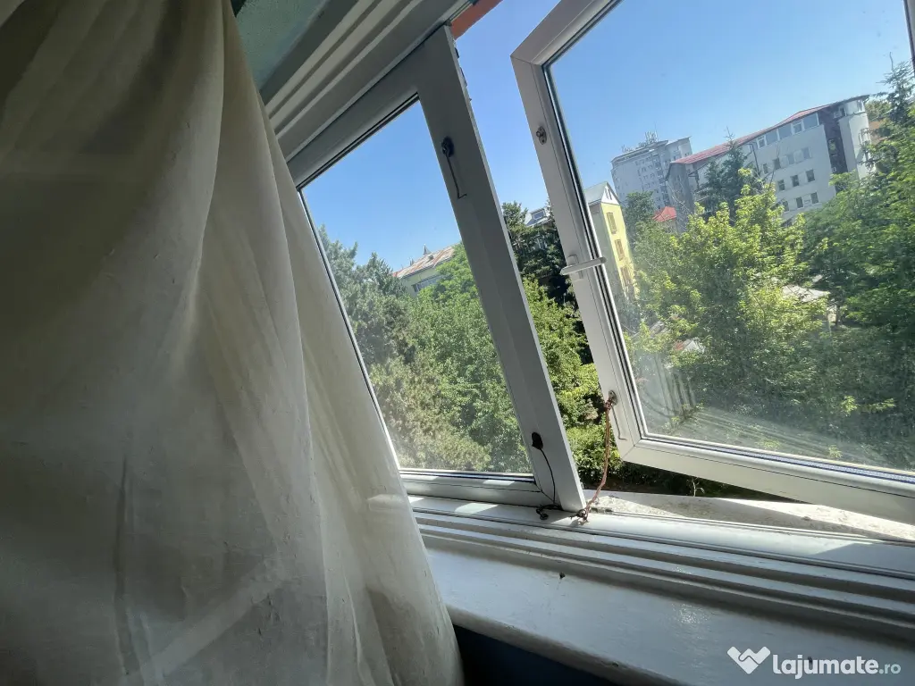 Proprietar,vând apartament 3 camere pe strada principală Mărășești