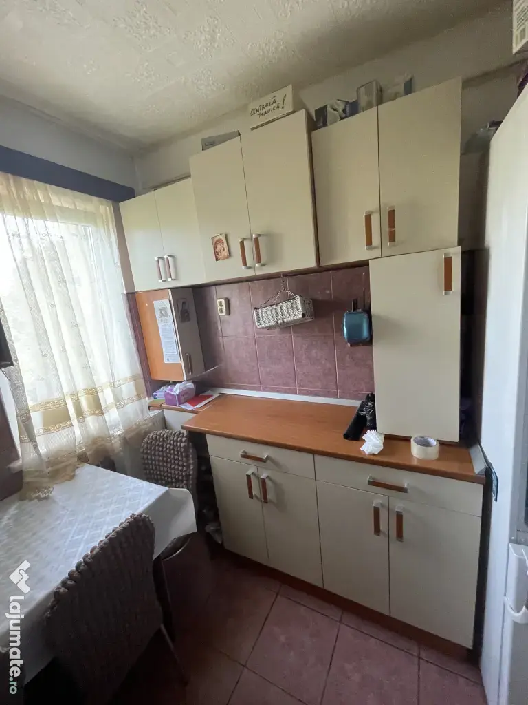 Proprietar,vând apartament 3 camere pe strada principală Mărășești