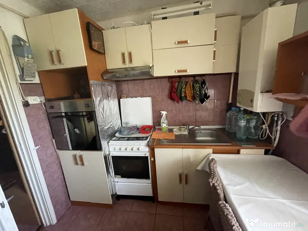 Proprietar,vând apartament 3 camere pe strada principală Mărășești