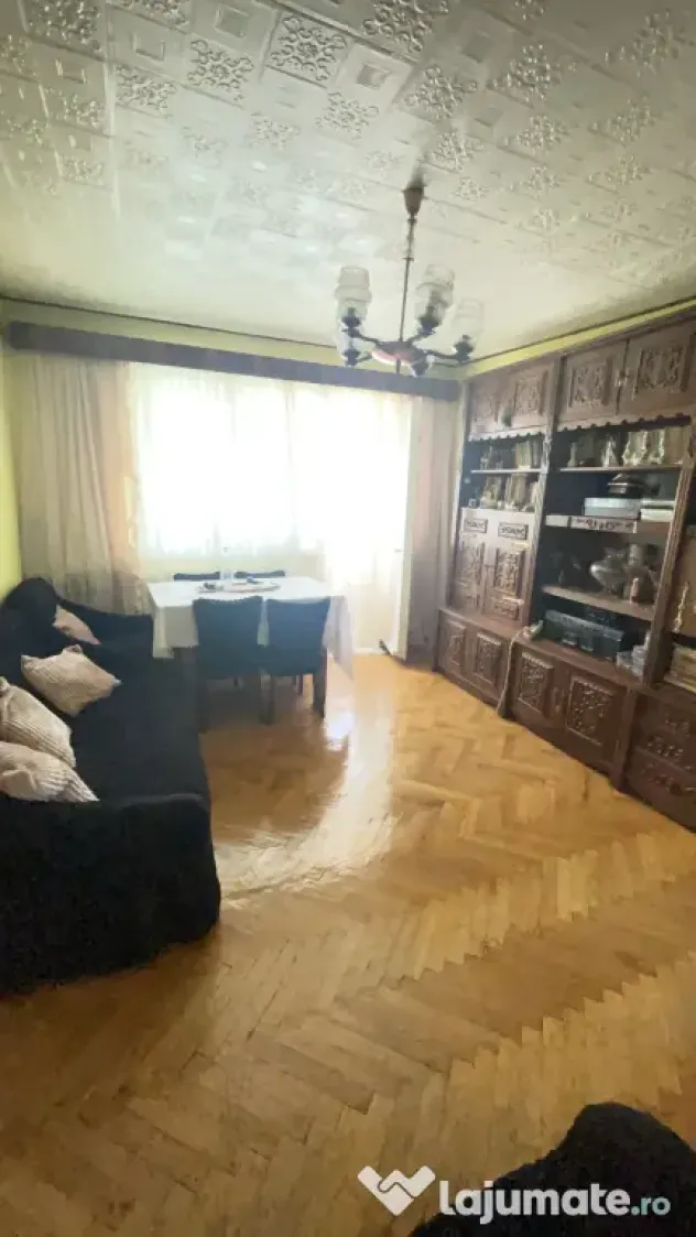 Proprietar,vând apartament 3 camere pe strada principală Mărășești