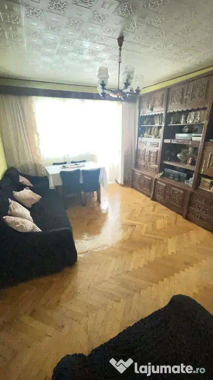 Proprietar,vând apartament 3 camere pe strada principală Mărășești
