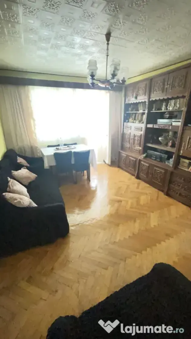 Proprietar,vând apartament 3 camere pe strada principală Mărășești