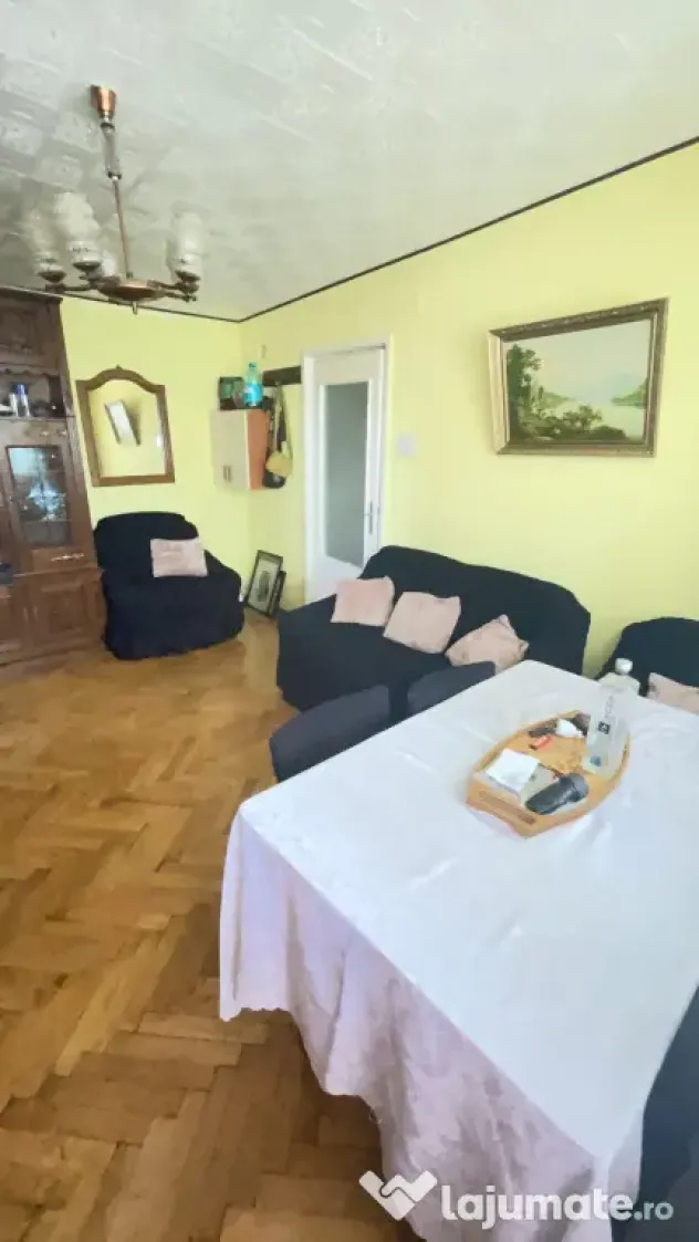 Proprietar,vând apartament 3 camere pe strada principală Mărășești