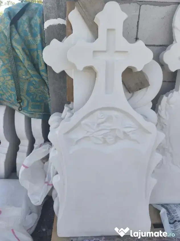 Monumente Funerare